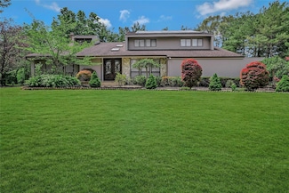 160 Coachman Place E, Syosset, NY 11791