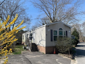 31 Palm Dr, East Quogue, NY 11942