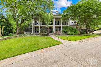 4523 Fox Brook Ln, Charlotte, NC 28211