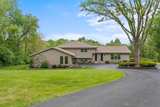 S58W22640 Glengarry Rd, Waukesha, WI 53189