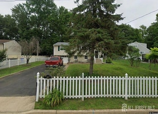 21 Madeline Ct, Helmetta, NJ 08828