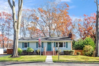 11 Seneca Trail, Ridge, NY 11961