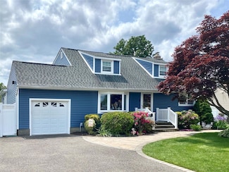 6 Willow Dr, Massapequa Park, NY 11762