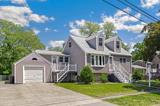 8 Krochmal Rd, Peabody, MA 01960