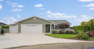 2400 Santiam Dr, Woodburn, OR 97071