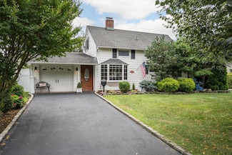 15 Wildflower Ln, Wantagh, NY 11793