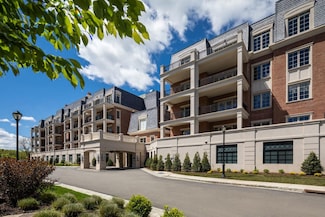 1000 Royal Ct Unit 1306, North Hills, NY 11040