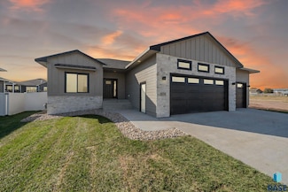 809 Yuzina Ave, Harrisburg, SD 57032