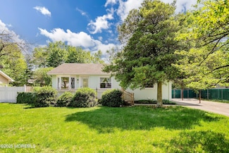 17 Chestnut Hill Dr, Toms River, NJ 08755