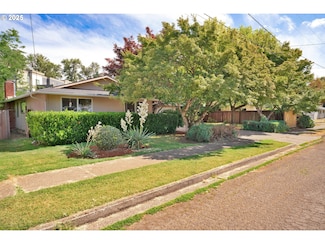1435 E Briarcliff Ln, Eugene, OR 97404