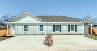 520 Hudson St, Seguin, TX 78155