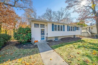 14 Daniel Ct, Hyde Park, MA 02136