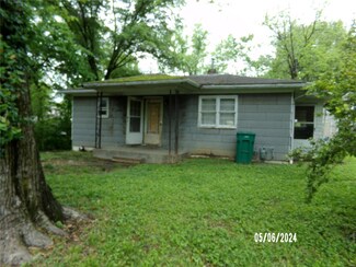 909 S 11th St, Belleville, IL 62226