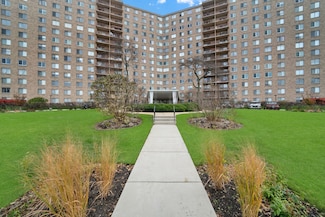 6833 N Kedzie Ave Unit 709, Chicago, IL 60645