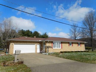 5711 Rustic Ln, Newcomerstown, OH 43832