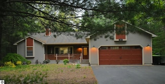 1683 White Oak Ln, Interlochen, MI 49643