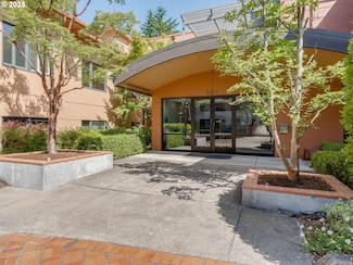 790 NW Westover Square Unit 8, Portland, OR 97210