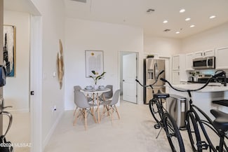 2010 E River Rd Unit 204, Tucson, AZ 85718
