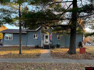290 7th St SW, Wells, MN 56097