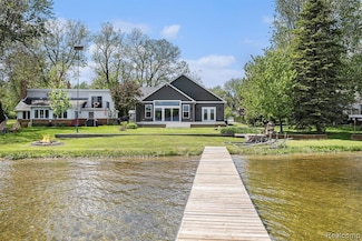 9693 Beverly Dr, Lakeland, MI 48143