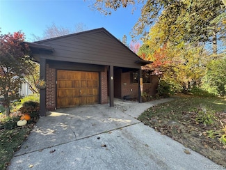 6 Danvers Ln, Dearborn, MI 48120