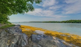 91 Shore Dr, Freeport, ME 04032
