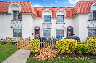 2 Alhambra Dr, Oceanside, NY 11572