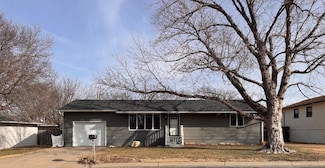 136 10th St, Phillipsburg, KS 67661