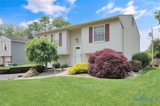 2444 Jamestown Dr, Northwood, OH 43619