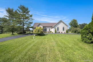 3446 W Coldwater Rd, Mount Morris, MI 48458