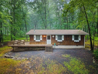 1081 Maple Lake Dr, Bushkill, PA 18324