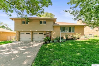 4472 Shady Lane Cir, Omaha, NE 68105