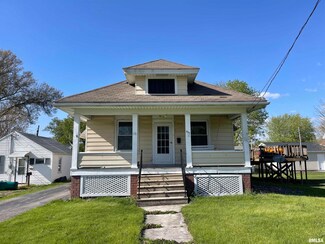 857 E 4th St, Galesburg, IL 61401