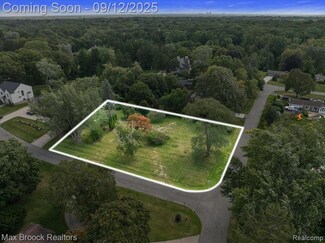 1027 Joanne Ct, Bloomfield Hills, MI 48302