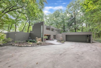 2175 N Lake Angelus Rd W, Lake Angelus, MI 48326