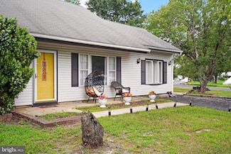 12 Eisenhower Ln, Sicklerville, NJ 08081