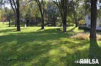 1417 N Parkway Dr, Pekin, IL 61554