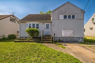 39 Layton St, Freeport, NY 11520