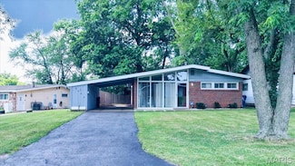 8400 Chalons Ct, Saint Louis, MO 63134