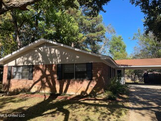 1352 Deerfield Ln, Jackson, MS 39211