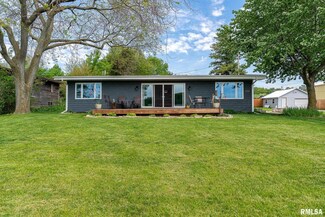 1231 Canal Shore Dr SW, Le Claire, IA 52753