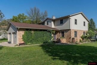29 Woodland Dr, New Ulm, MN 56073