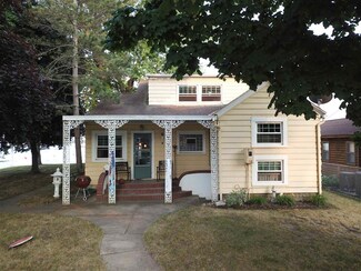 8213 E Rosella St, Syracuse, IN 46567