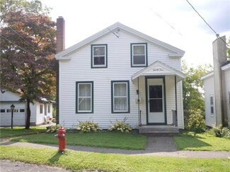 24 Bear St, Lyons, NY 14489