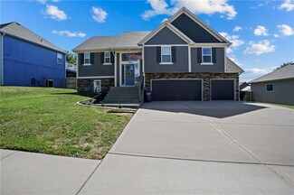13402 Redwood Ln, Smithville, MO 64089