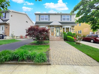160 Tanglewood Dr, Staten Island, NY 10308
