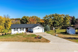 656 Sycamore Dr, Le Claire, IA 52753