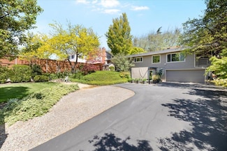 109 Kensington Square, Medford, OR 97504