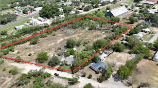 305 Webb Ave, Devine, TX 78016