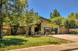 1033 Woodside Meadows Dr, Redding, CA 96002